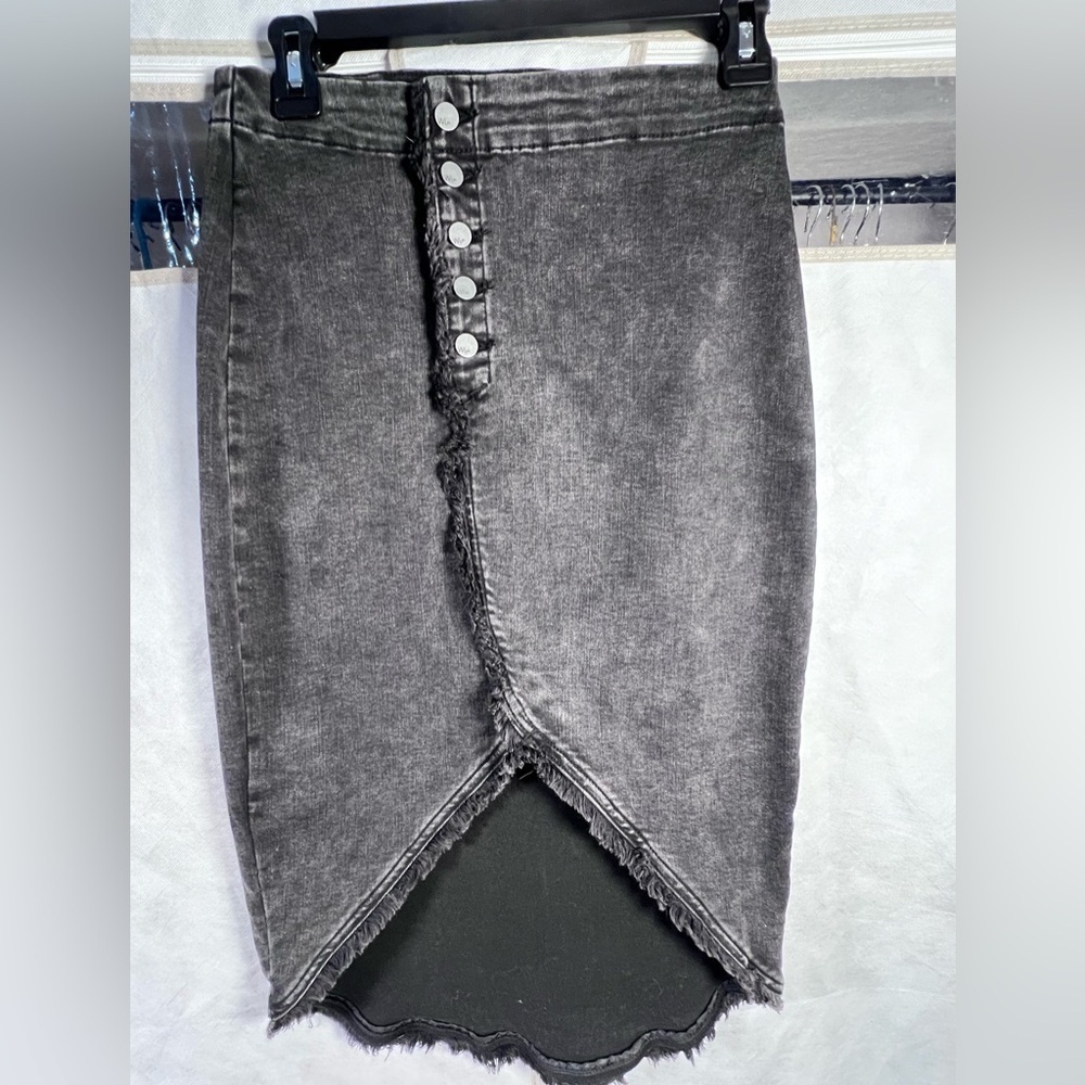 Wash Lab Black Denim Skirt w/Buttons and Rough Hem size 25 very stretchy